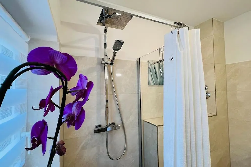 Central Designer 3 Room Apt With Terrace & Parking 베를린